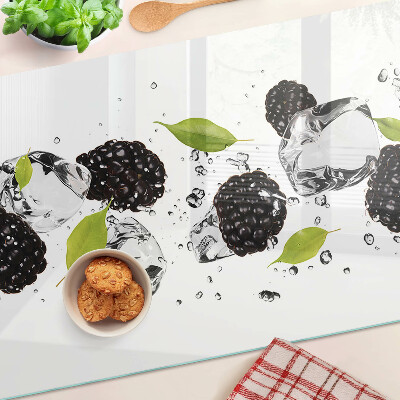 Planche à découper verre Framboises avec des feuilles et des gouttes d'eau