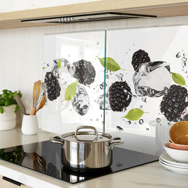 Planche à découper verre Framboises avec des feuilles et des gouttes d'eau