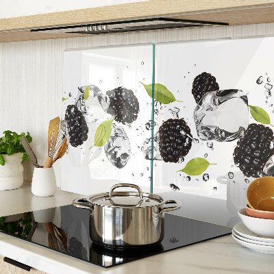 Planche à découper verre Framboises avec des feuilles et des gouttes d'eau