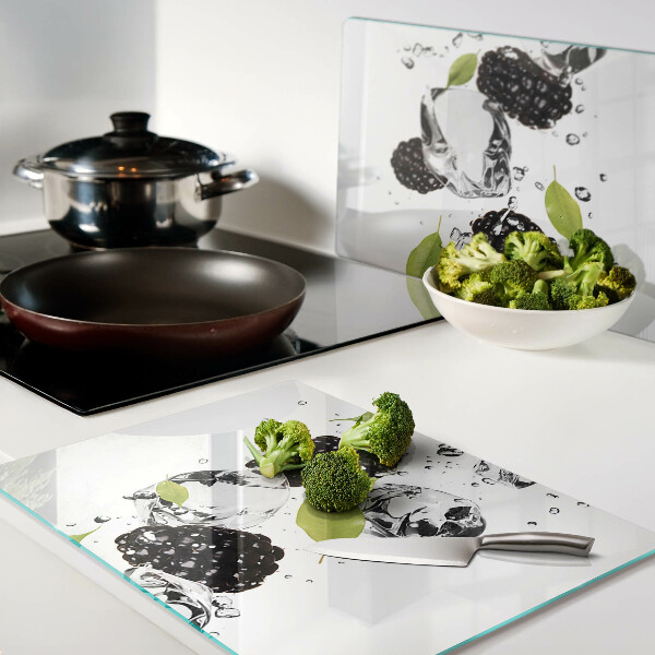 Planche à découper verre Framboises avec des feuilles et des gouttes d'eau