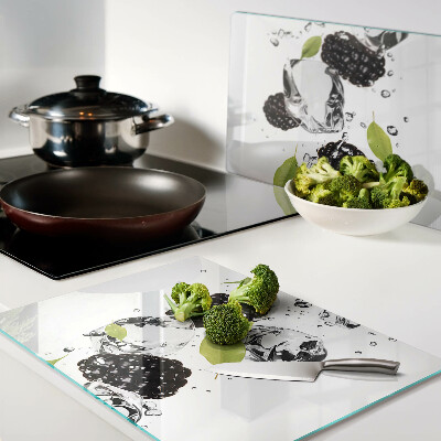 Planche à découper verre Framboises avec des feuilles et des gouttes d'eau