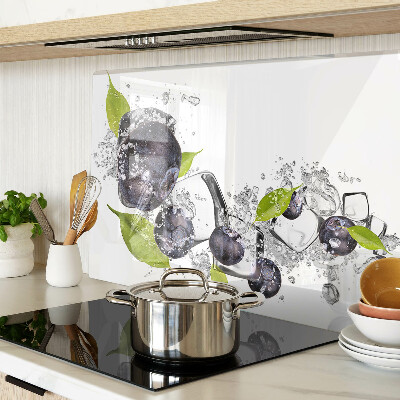 Planche à découper en verre Prunes dans l'eau avec des feuilles