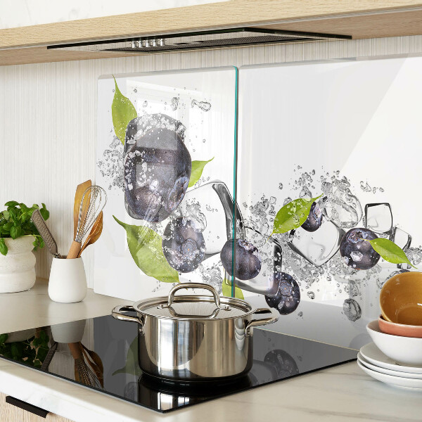 Planche à découper en verre Prunes dans l'eau avec des feuilles