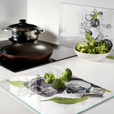 Planche à découper en verre Prunes dans l'eau avec des feuilles