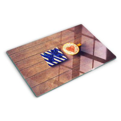 Planche à découper verre Un cadeau avec un cœur sur une tasse