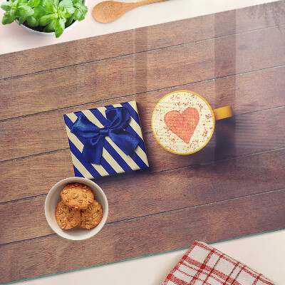 Planche à découper verre Un cadeau avec un cœur sur une tasse
