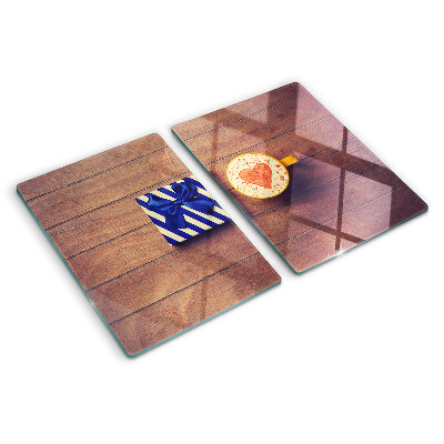 Planche à découper verre Un cadeau avec un cœur sur une tasse