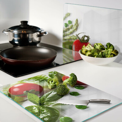 Planche à découper verre Légumes sur un comptoir blanc