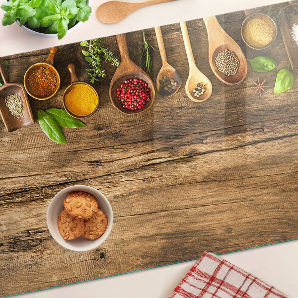 Planche à découper en verre Épices et herbes sur fond de bois