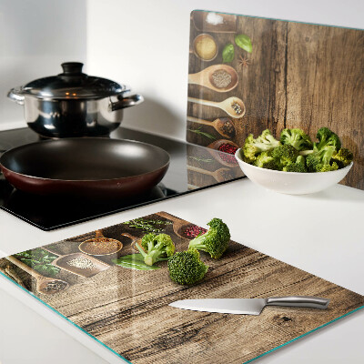 Planche à découper en verre Épices et herbes sur fond de bois