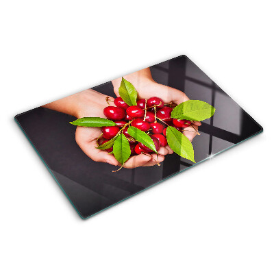 Planche à découper verre Cerises rouges dans les mains