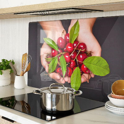 Planche à découper verre Cerises rouges dans les mains