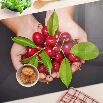 Planche à découper verre Cerises rouges dans les mains