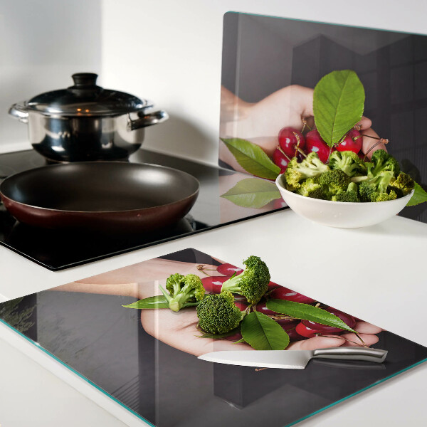 Planche à découper verre Cerises rouges dans les mains