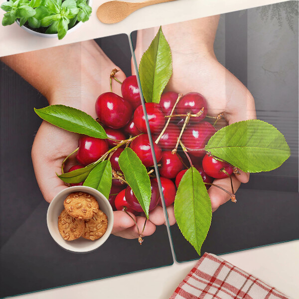 Planche à découper verre Cerises rouges dans les mains