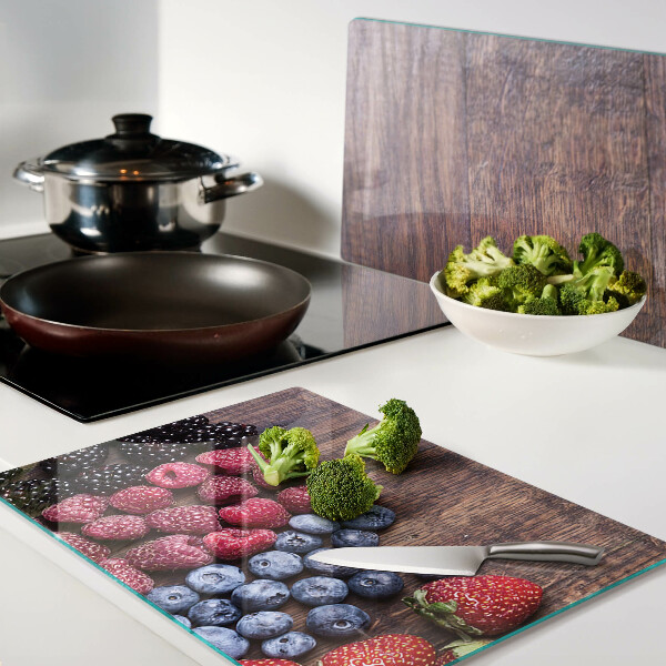 Planche à découper verre Fruits des bois sur fond de bois