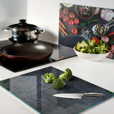 Planche à découper verre Légumes et épices sur fond sombre