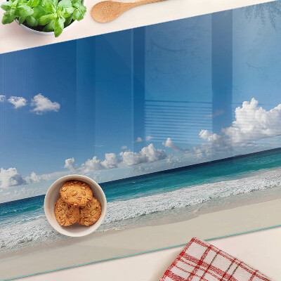 Planche à découper en verre Une plage avec de l'eau turquoise et des nuages