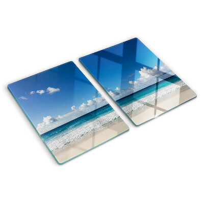 Planche à découper en verre Une plage avec de l'eau turquoise et des nuages