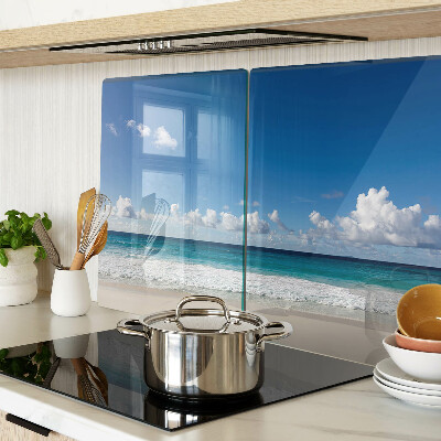 Planche à découper en verre Une plage avec de l'eau turquoise et des nuages