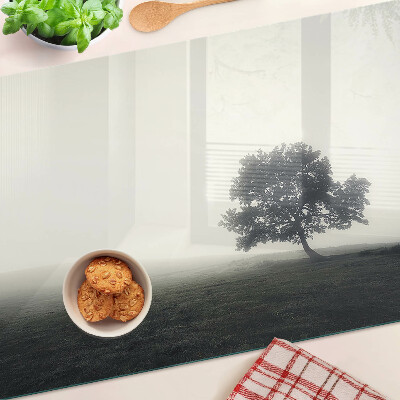 Planche à découper verre Un arbre dans un paysage brumeux