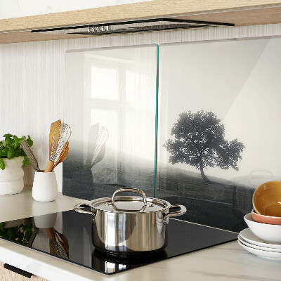 Planche à découper verre Un arbre dans un paysage brumeux