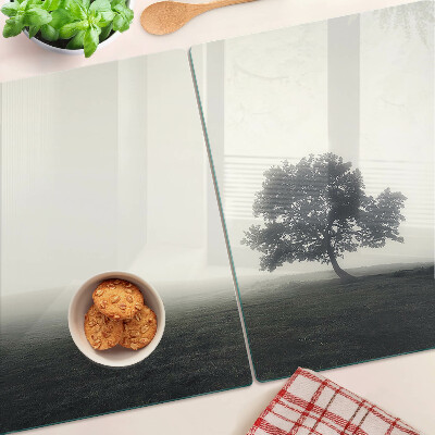 Planche à découper verre Un arbre dans un paysage brumeux