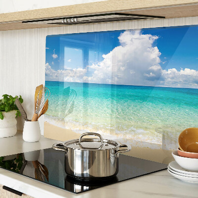 Planche à découper en verre Une plage avec de l'eau turquoise et des nuages