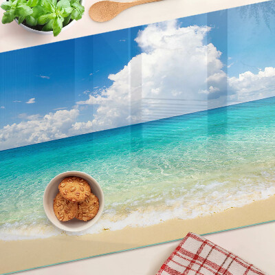 Planche à découper en verre Une plage avec de l'eau turquoise et des nuages