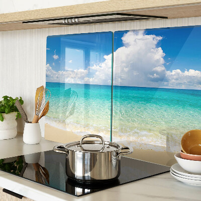 Planche à découper en verre Une plage avec de l'eau turquoise et des nuages