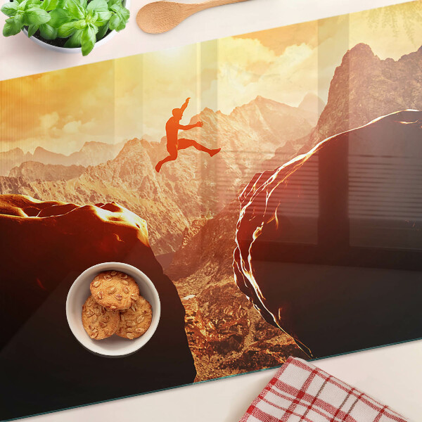 Planche à découper en verre Sauter dans les montagnes au coucher du soleil