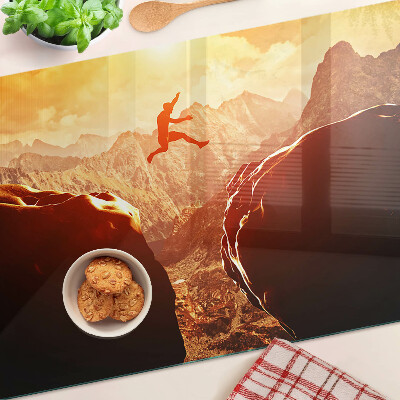 Planche à découper en verre Sauter dans les montagnes au coucher du soleil