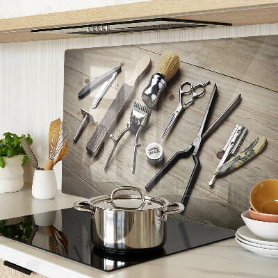 Planche à découper verre Outils de coiffure sur fond de bois