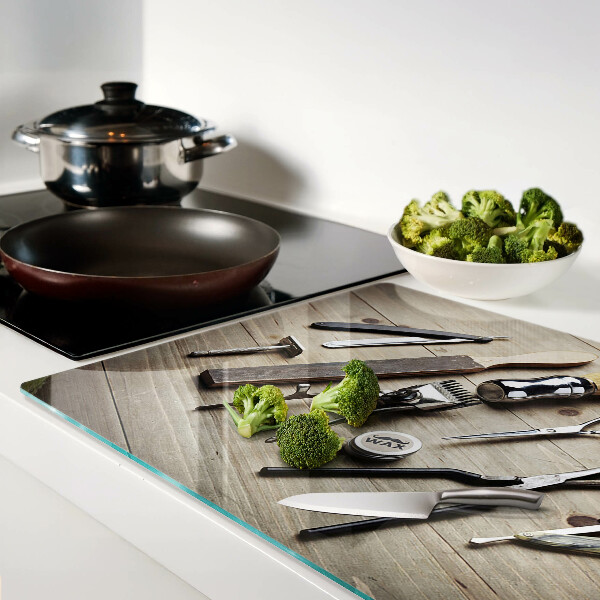 Planche à découper verre Outils de coiffure sur fond de bois