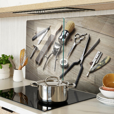 Planche à découper verre Outils de coiffure sur fond de bois