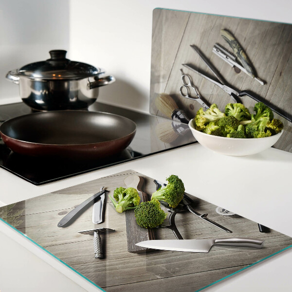 Planche à découper verre Outils de coiffure sur fond de bois