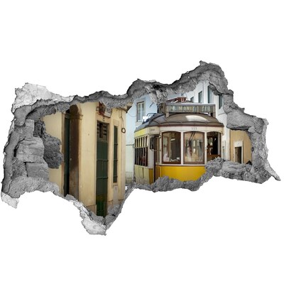 Sticker mural effet trou 3d Un tramway jaune dans une rue étroite