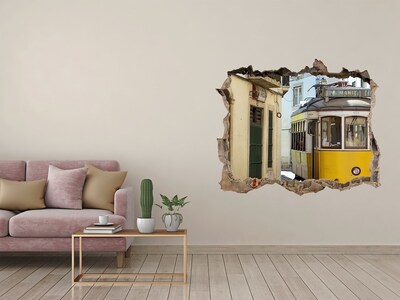 Sticker trou dans le mur Un tramway jaune dans une rue étroite