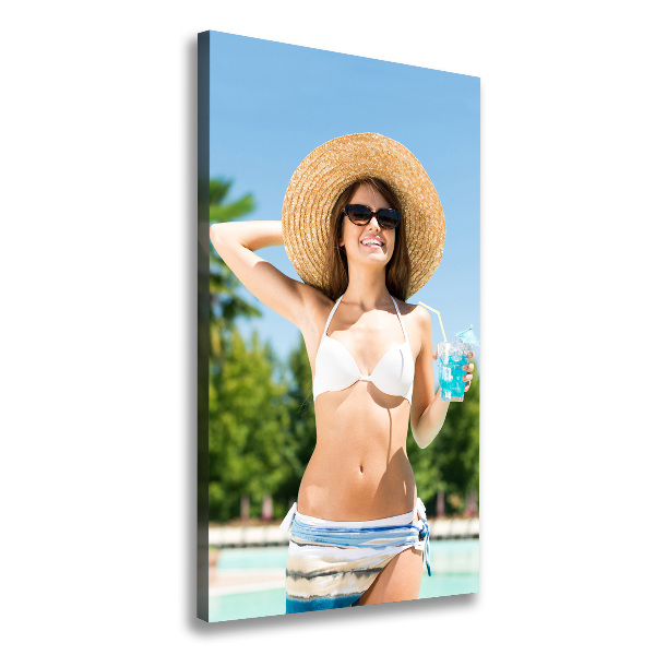 Femme au bord de la piscine