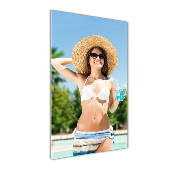 Femme au bord de la piscine