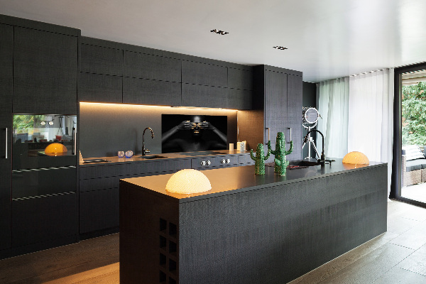 Panneau crédence cuisine Femme en noir