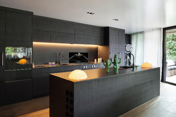 Panneau crédence cuisine Femme en noir