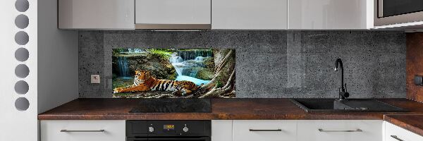Panneau crédence cuisine Tigre dans une cascade