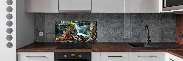 Panneau crédence cuisine Tigre dans une cascade