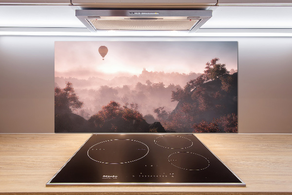 Panneau crédence cuisine Ballon au-dessus de la forêt