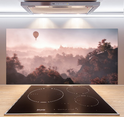 Panneau crédence cuisine Ballon au-dessus de la forêt