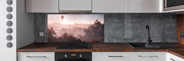 Panneau crédence cuisine Ballon au-dessus de la forêt