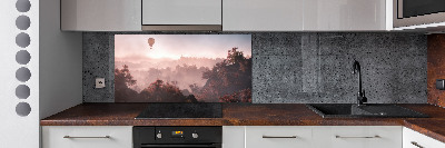 Panneau crédence cuisine Ballon au-dessus de la forêt