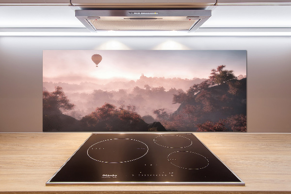 Panneau crédence cuisine Ballon au-dessus de la forêt