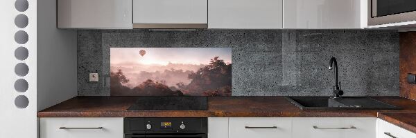 Panneau crédence cuisine Ballon au-dessus de la forêt